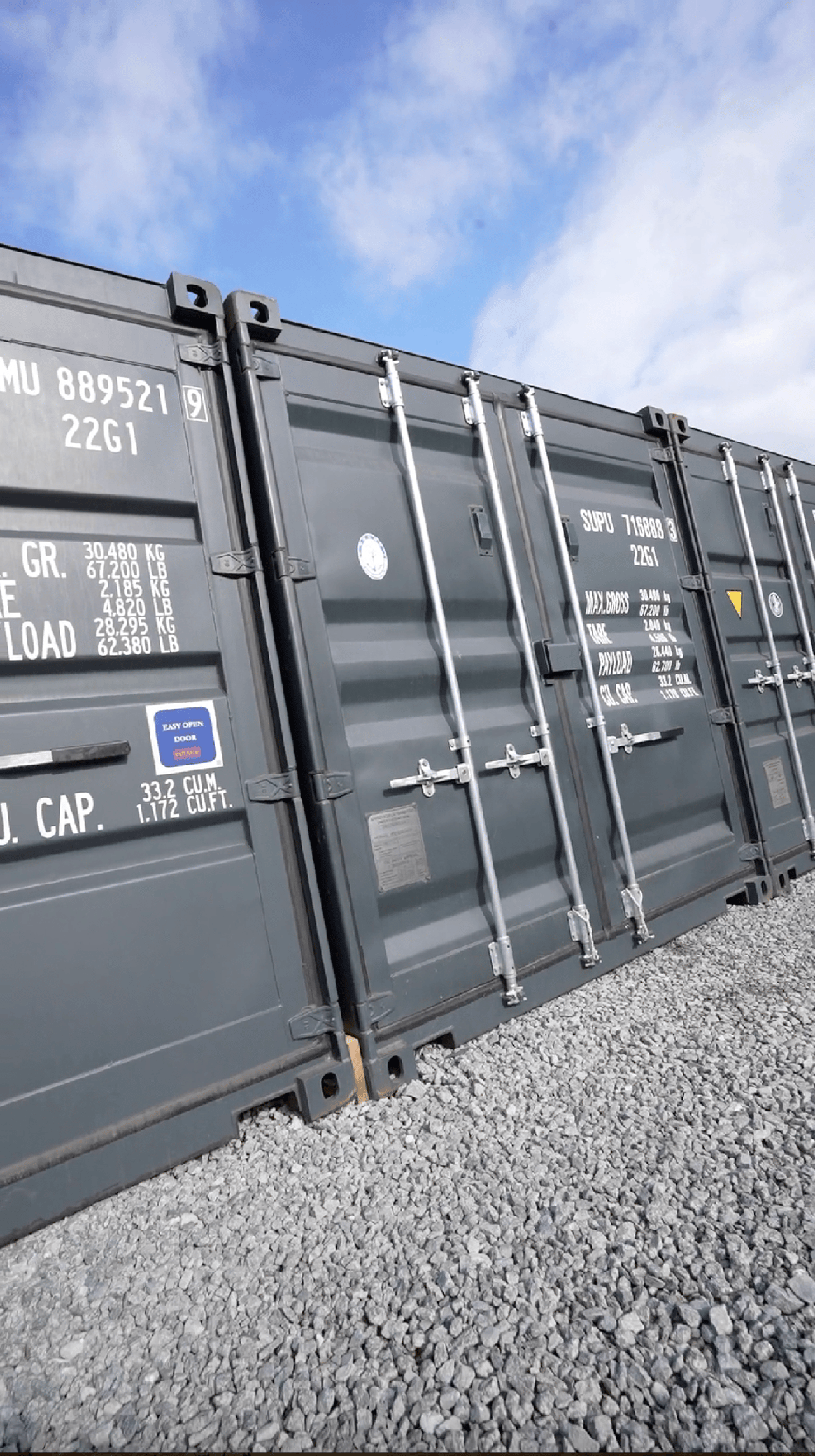 Robuster Seecontainer mit geöffneten Türen