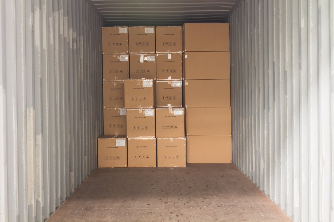 Lagercontainer mit gestapelten Umzugskartons